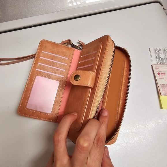 Wristlet wallet, like new.  Excellent condition - Picture 3 of 5